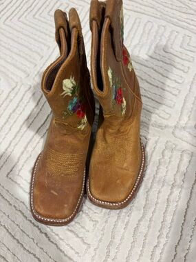 NWOBT Kids Tan Leather Western Boots with Colorful Floral Embroidery NWOB size